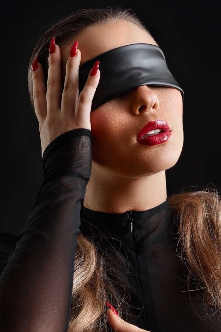 Black wetlook blindfold - Patrice Catanzaro Official Website